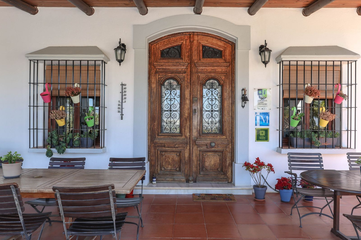 Bed and Breakfast - ID R2645156 - Image 8