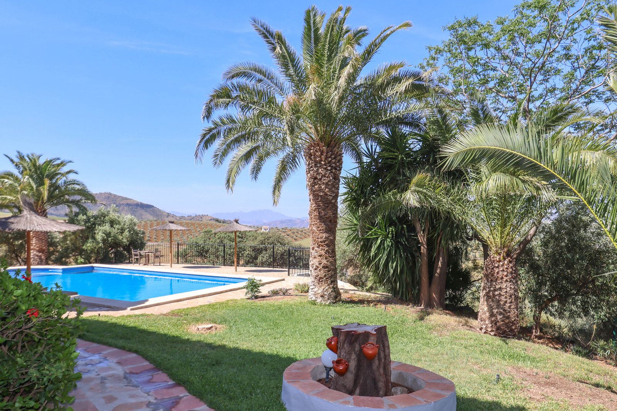 Bed and Breakfast - ID R2645156 - Image 9