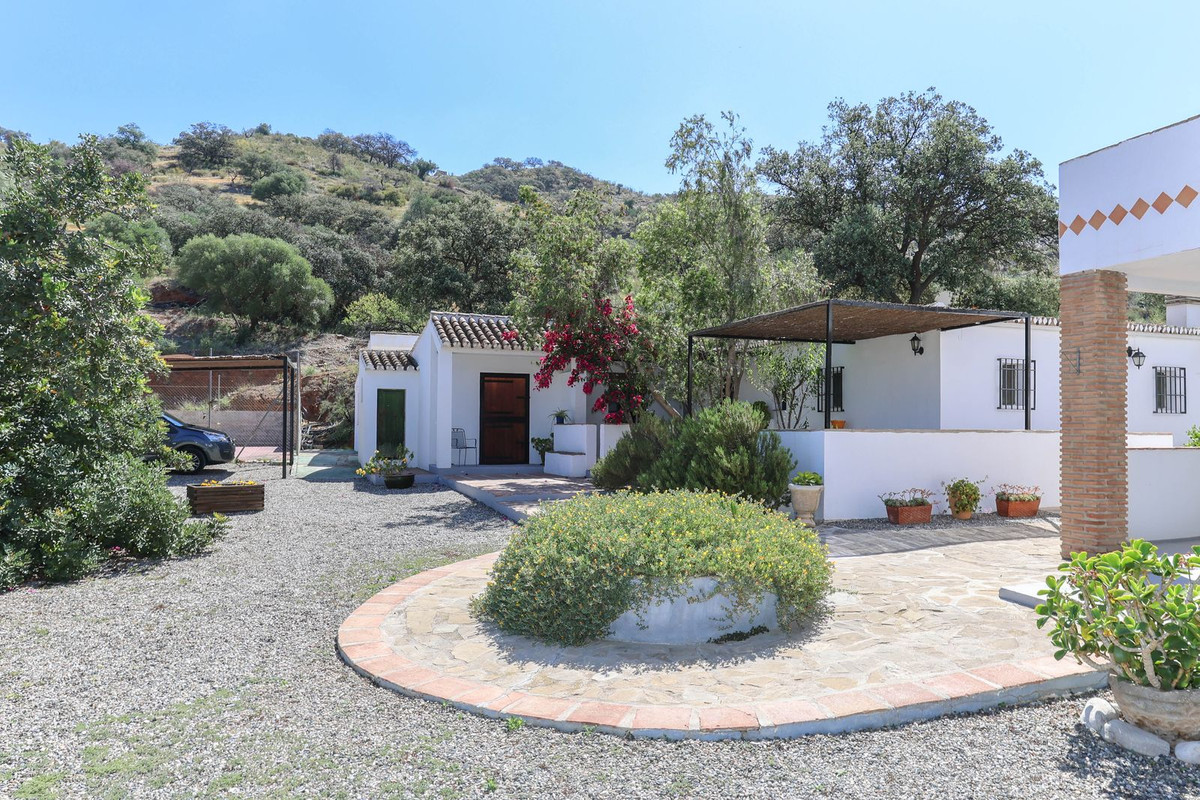 Bed and Breakfast - ID R2645156 - Image 10