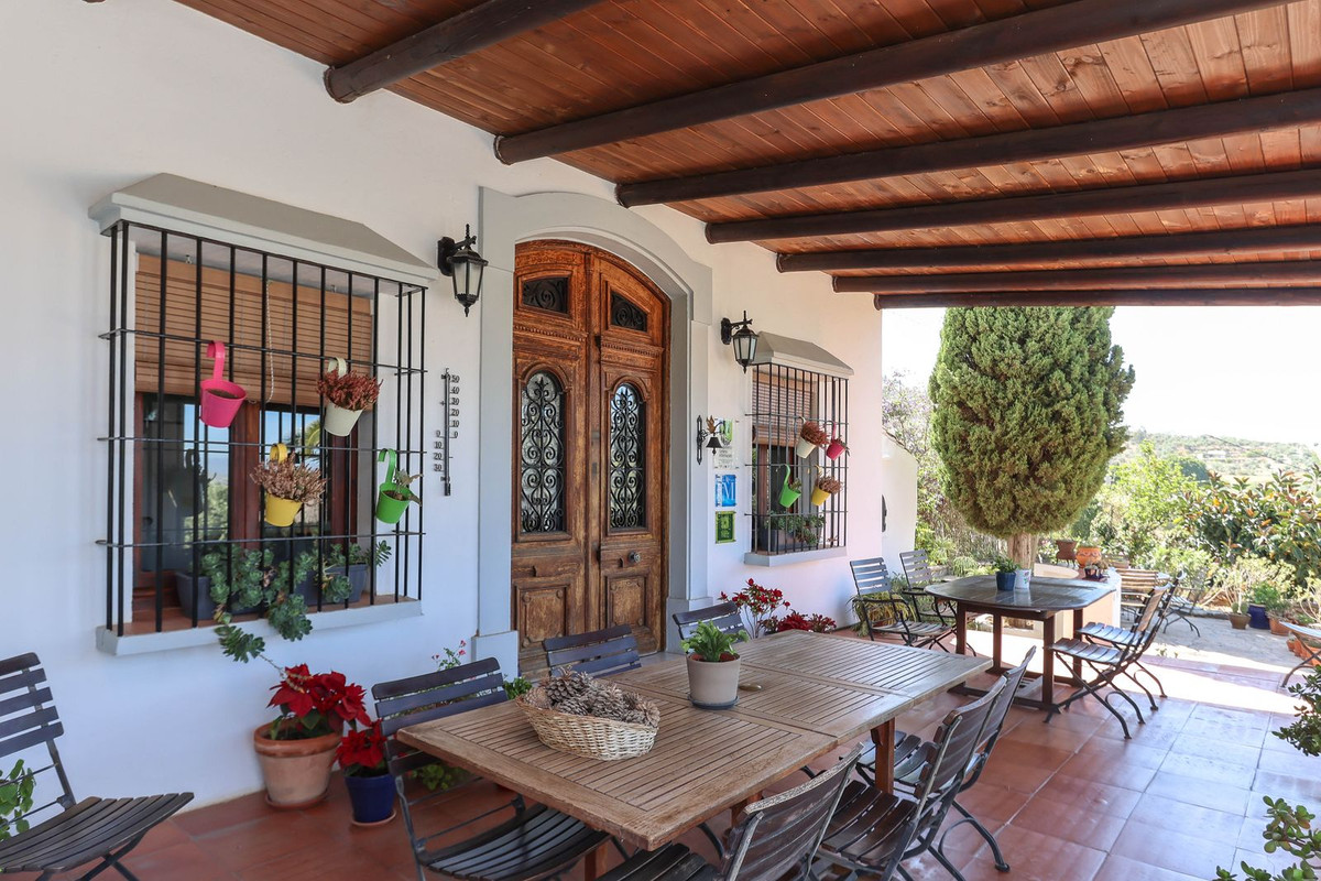 Bed and Breakfast - ID R2645156 - Image 14