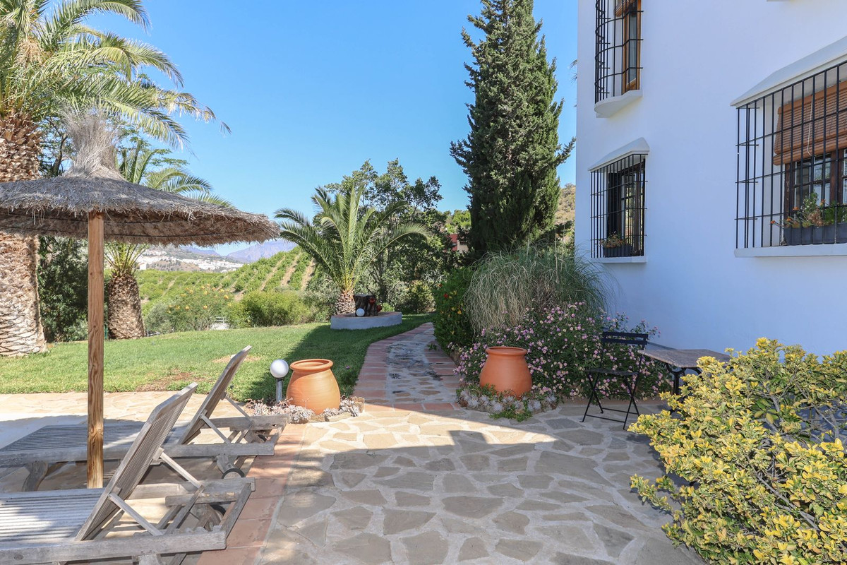 Bed and Breakfast - ID R2645156 - Image 15