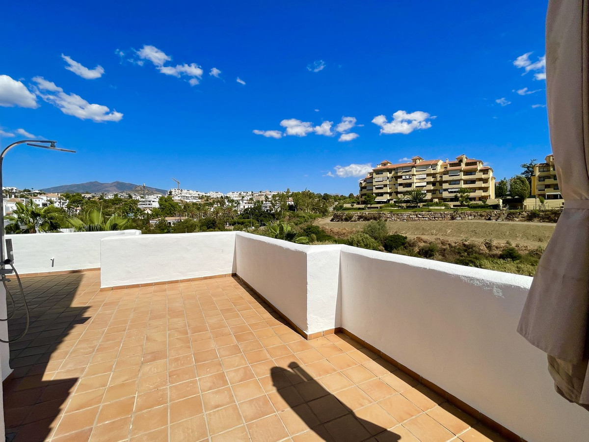 Middle Floor Apartment - ID R2674019 - Image 2