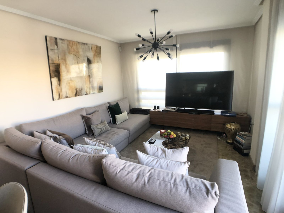 Middle Floor Apartment - ID R2674019 - Image 3