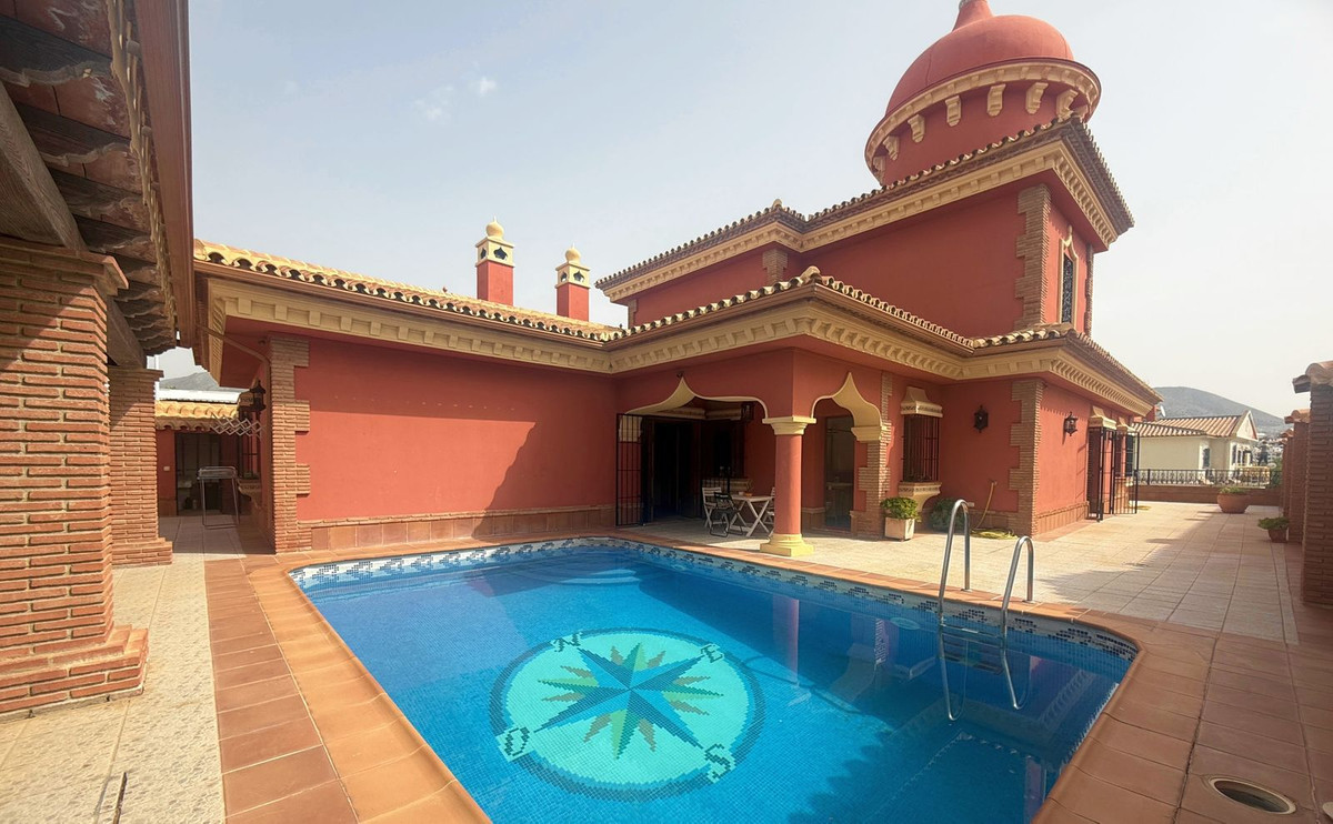 Detached Villa - ID R3367234 - Image 2