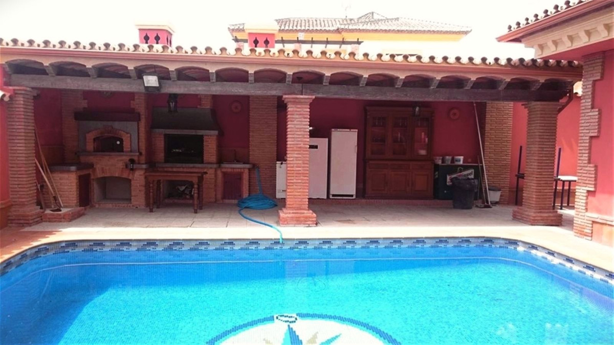 Detached Villa - ID R3367234 - Image 3